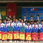 Công ty TNHH Canon Việt Nam trao tặng đồ dùng dạy học cho trường THCS miền núi Bài Sơn.